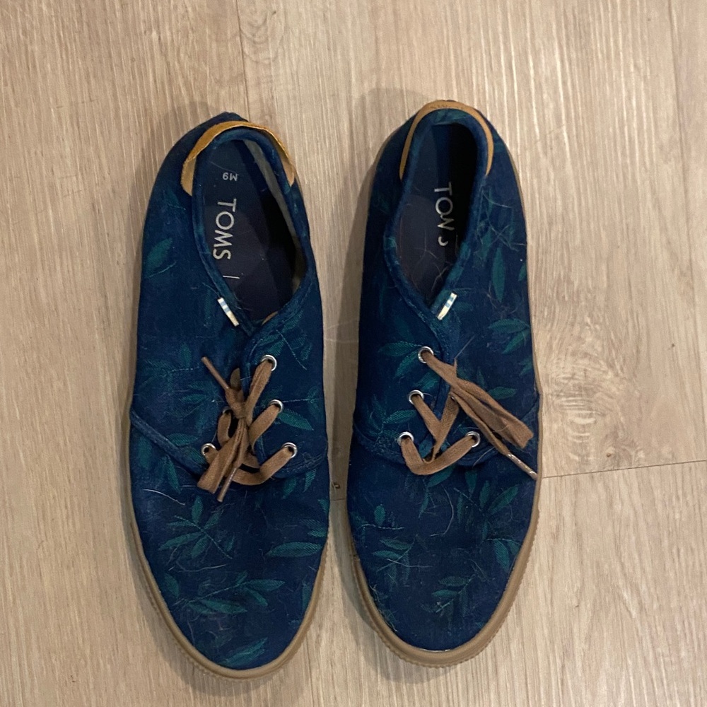 TOMS Men's Navy and Brown Oxfords